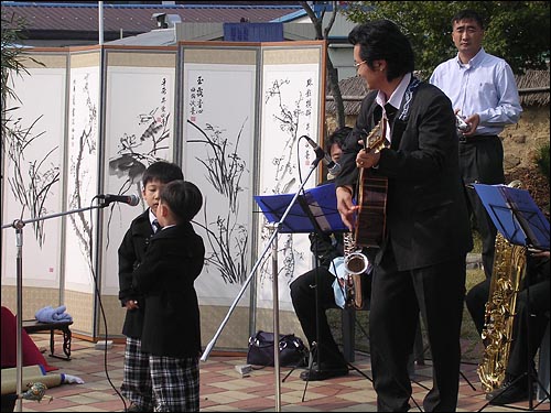 축가 부르는 꼬마 